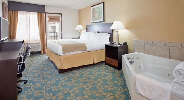 Люкс Holiday Inn Express Hotel & Suites Branson 76 Central by IHG