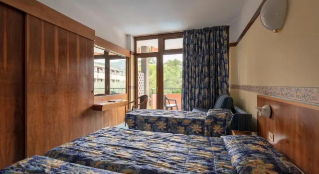 Трёхместный номер Standard с видом на бассейн Hotel Royal