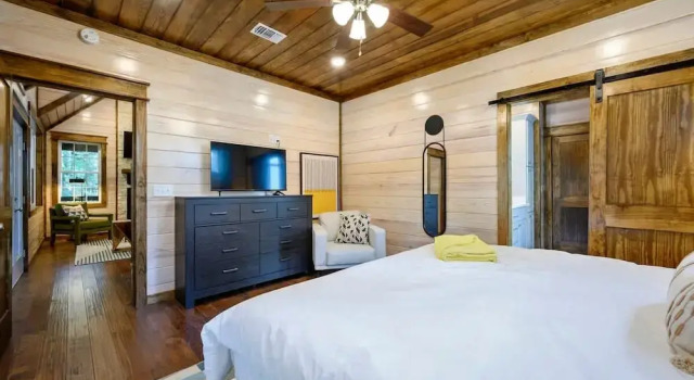 Family-friendly Broken Bow Cabin w spa Game Room, Boek Resort Hochatown Oklahoma