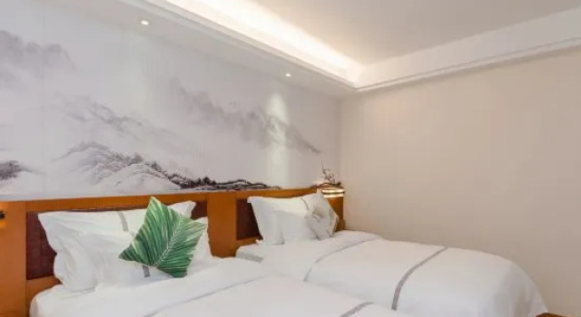 Семейный люкс Forest City Hotel