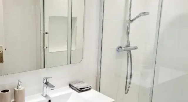 Апартаменты 2P entièrement climatisé I Bien insonorisé I Wifi I A 300 m de la mer I Restaurants commerces et transports à 5mn à pied I Idéal 2 personnes I Possibilité 4 avec canapé lit de qualité I Très belle Douche