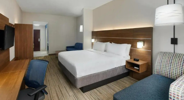 Двухместный люкс Holiday Inn Express Hotel & Suites Pensacola-West Navy Base by IHG