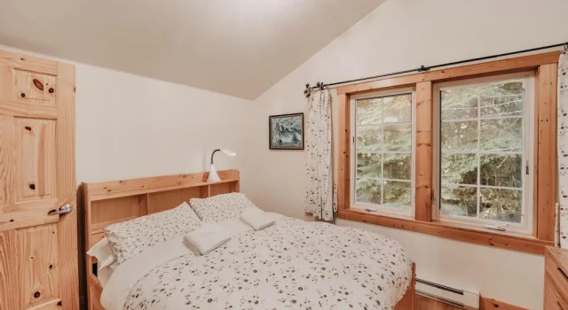 Snowline Cabin #34 - Great English Tudor-style Home With hot Tub! Now With Wifi!, Buchen Sie Ferienhaus Hotels in Glacier mit Pool, Schwimmbad