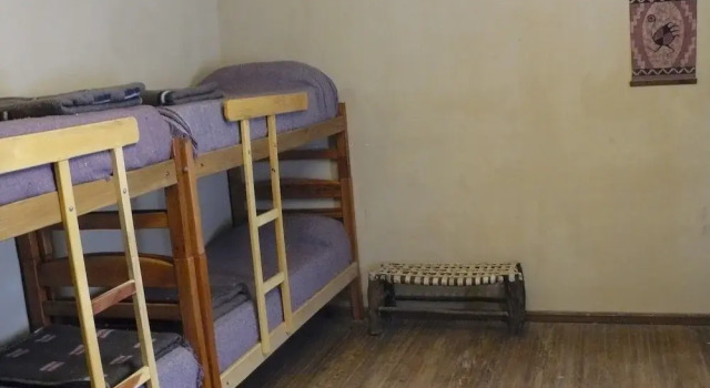 Кровать в общем номере Hostal La Antigua