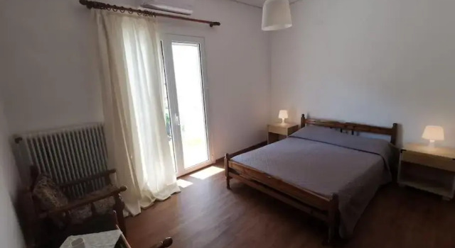 John Manetas, Rezervovat Hotel Derveni 