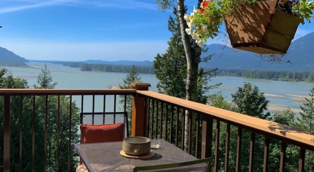 Семейный номер Standard с видом на реку The Fraser Rivers Edge B&B Lodge