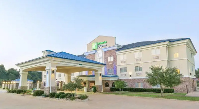 Кровать в общем номере Holiday Inn Express Palestine by IHG