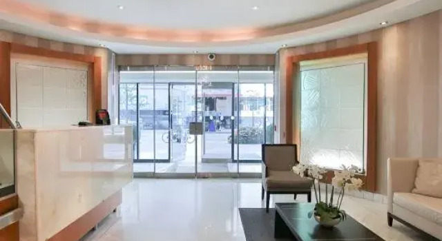 Yorkville Bloor Suites- 2 minutes walk to Transit, Varaa Hotelli Toronto 