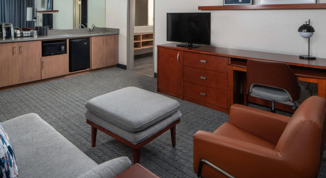 Двухместный люкс c 1 комнатой с видом на внутренний двор Courtyard by Marriott Covington / Mandeville