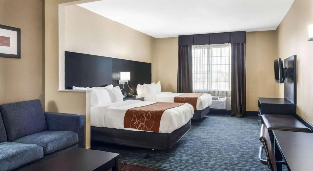 Четырёхместный люкс Comfort Suites Odessa near University