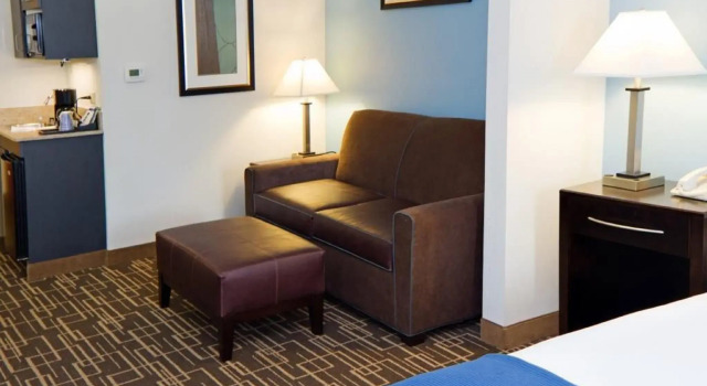 Четырёхместный люкс Holiday Inn Express & Suites Greenville-Downtown by IHG