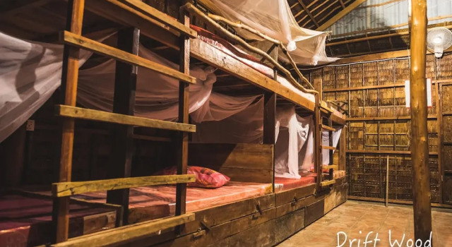 Кровать в общем номере Driftwood Hostel and Bungalows