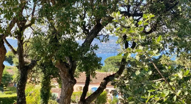 Villa vue mer donnant sur le Golfe de St Tropez, 2 chambres, 6 pers, piscine commune