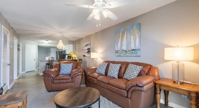 Семейный номер Standard с 2 комнатами с балконом и рядом с пляжем Tradewinds Condos