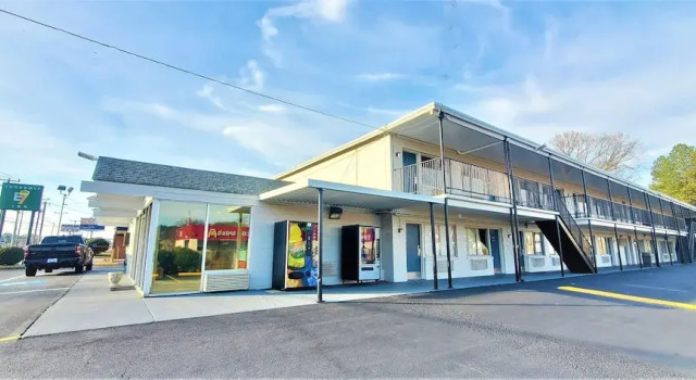 Travel Inn Newport News, Varaa Hotelli Hotellit Minnesota pysäköinnillä, Pysäköinti