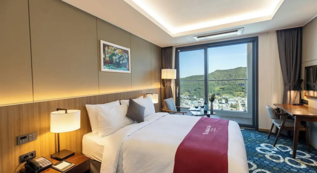 Двухместный номер Standard с видом на горы Ramada Plaza by Wyndham Dolsan Yeosu