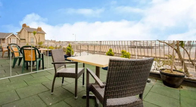 Трёхместный номер Standard с балконом и с видом на море Smiths Hotel