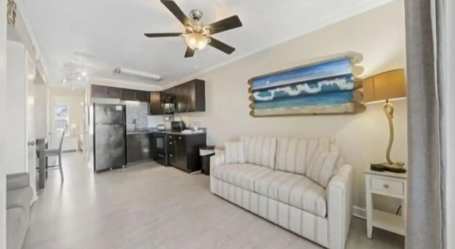 Номер Standard Life's A Beach - Walk To Everything In Historic Carolina Beach! 1 Bedroom Condo by RedAwning