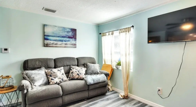 Remodeled Seminole Apt + Yard: 3 Mi to Beach!, Book Hotel 3-stjernede hoteller i Seminole, 3*