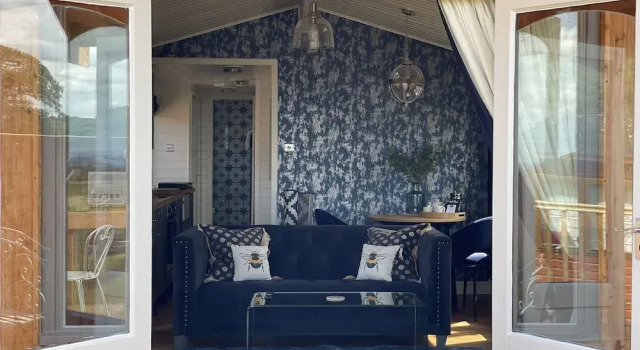 Cosy Lodge With Private Hot Tub in Tottergill Farm, Book Landbrugsophold Brampton 