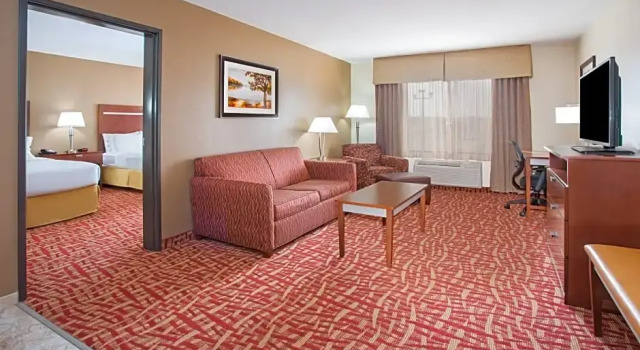 Четырёхместный люкс c 1 комнатой Holiday Inn Express & Suites Glendive by IHG