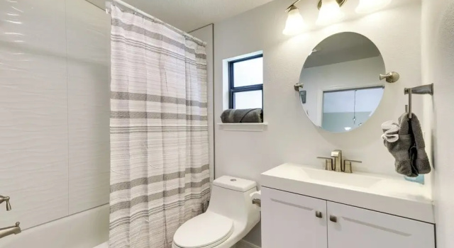 Коттедж с 2 комнатами St Cloud Vacation Rental - Walk to Lakefront Park!