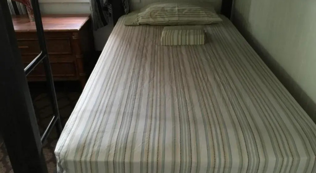Кровать в общем номере Hakuna Matata Maui Hostel