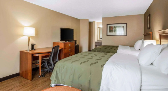 Четырёхместный номер Standard Quality Inn & Suites University Area