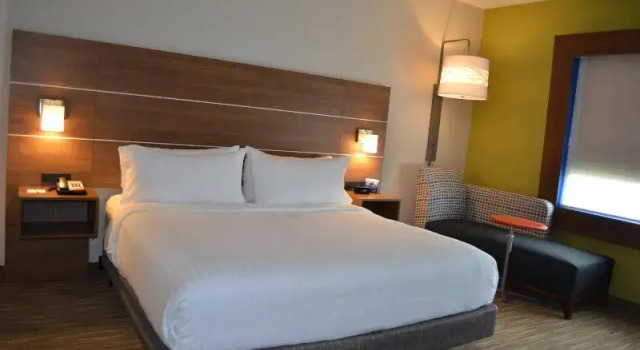 Люкс Standard Holiday Inn Express & Suites - Charlotte NE - University Area by IHG