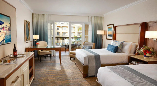 Четырёхместный номер Standard с видом на внутренний двор Balboa Bay Resort