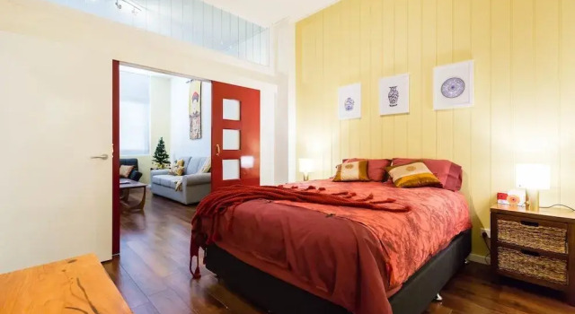 ARCHIE, 1BDR Melbourne Apartment, Забронировать Апартаменты/квартира Кью Мельбурн, рядом с Пристань для яхт «Е»