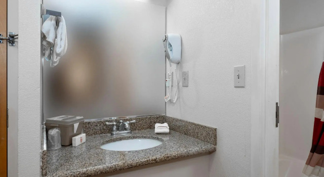 Четырёхместный номер Deluxe Red Roof Inn Clifton Park