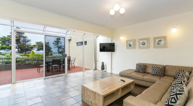 Esplanade Absolute Beach Frontage 12-20, Book Apartment Torquay 