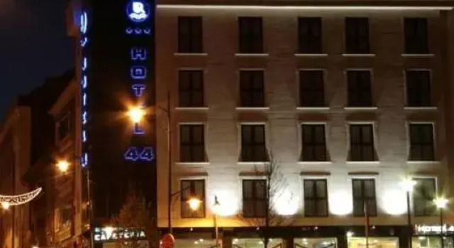 Кровать в общем номере Hotel 44