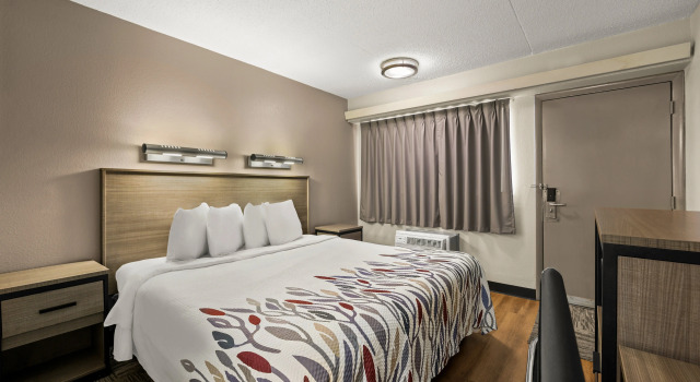 Red Roof Inn Detroit - Royal Oak/Madison Heights, Забронировать Отель Отели Ройал-Оук с парковкой, Парковка