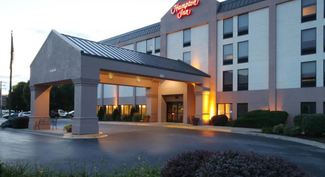 Кровать в общем номере Hampton Inn Champaign/Urbana