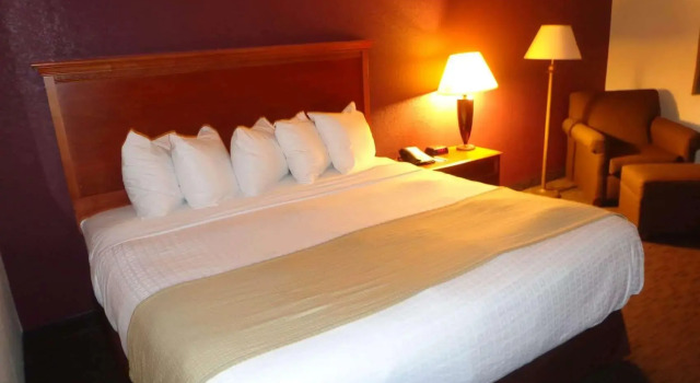 Двухместный номер Standard AmericInn by Wyndham Marshall