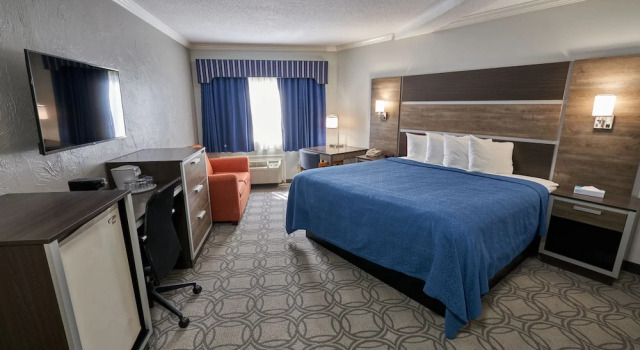Семейный люкс Ambassador Inn and Suites