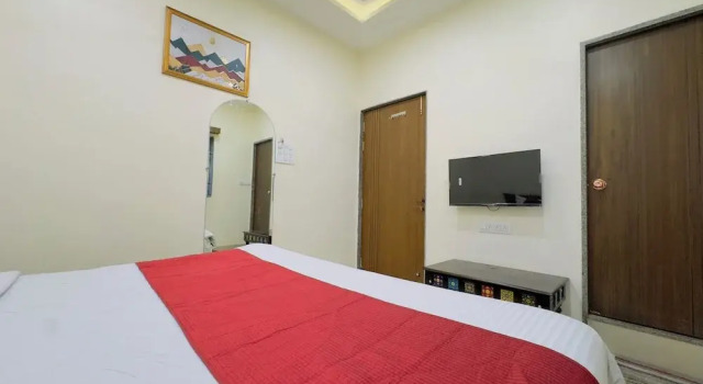 Номер Deluxe Hotel Jyotirlinga- One Way Drop to Mahakal Temple