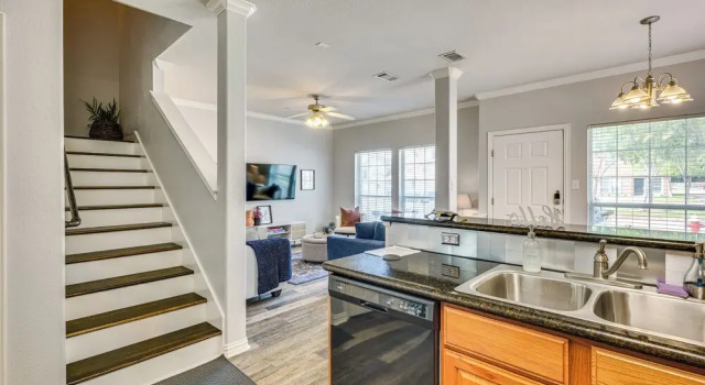Апартаменты с 2 комнатами Central College Station Townhome w/ Community Pool