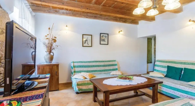 Nice Home in Draga Bascanska With Wifi and 5 Bedrooms, Varaa Hotelli Hotellit Kvarner Islands uima-altaalla, Uima-allas