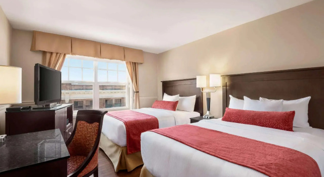 Четырёхместный номер Standard The Plaza Hotel Downtown, Trademark Collection by Wyndham