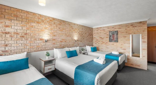 Семейный номер Standard с балконом Kennedy Drive Boutique Motel & Nursery- Close To City Centre & Airport