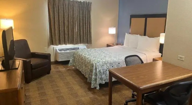 Люкс HomeTowne Studios & Suites by Red Roof Greensboro