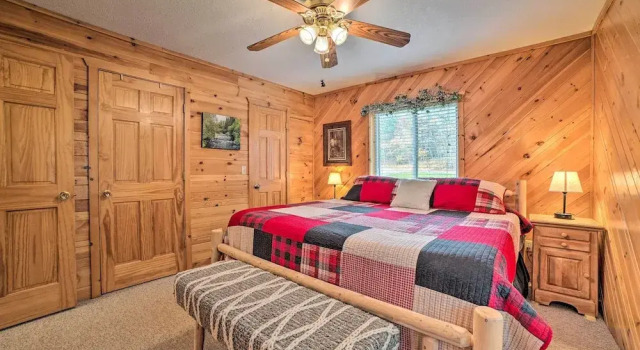 Lakefront Hawks Getaway - Fire Pit & Kayaks!, Boek Vakantiehuis Hawks Michigan