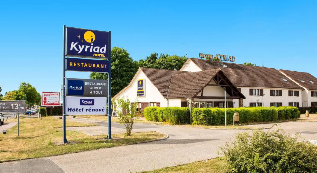 Кровать в общем номере Kyriad Montargis Amilly