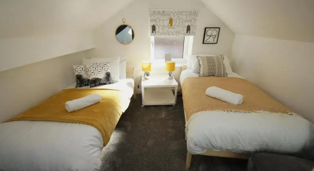 Air Host and Stay - Apartment 1 Broadhurst Court sleeps 4 minutes from town centre, Забронировать Апартаменты/квартира Стокпорт Большой Манчестер, рядом с The Plaza
