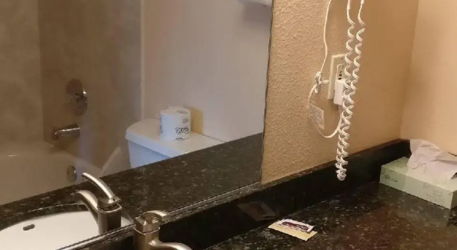 Кровать в общем номере Royal Inn Eugene- Airport
