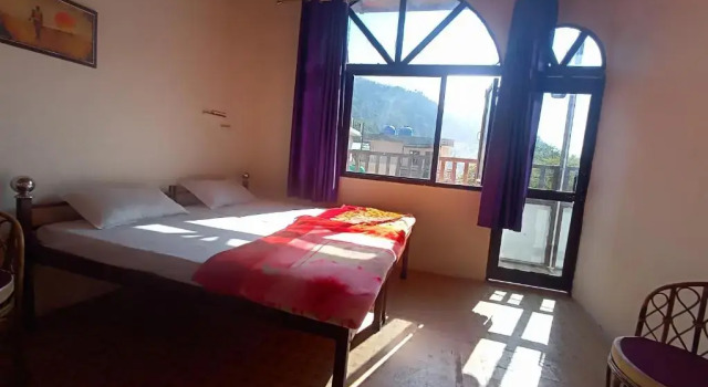 Кровать в общем номере Anna Hostel Tapovan