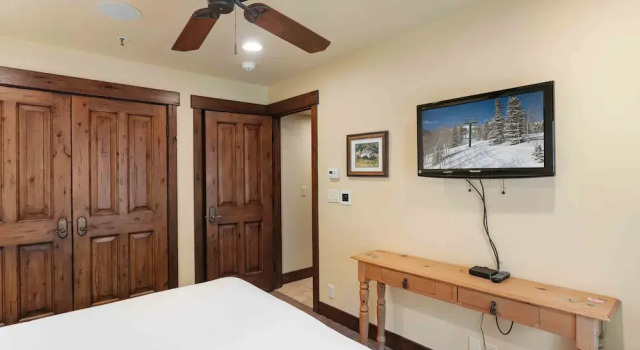 1617 - Six Bedroom plus Den Lakeside 6 Condo, Varaa Huoneisto Park City 